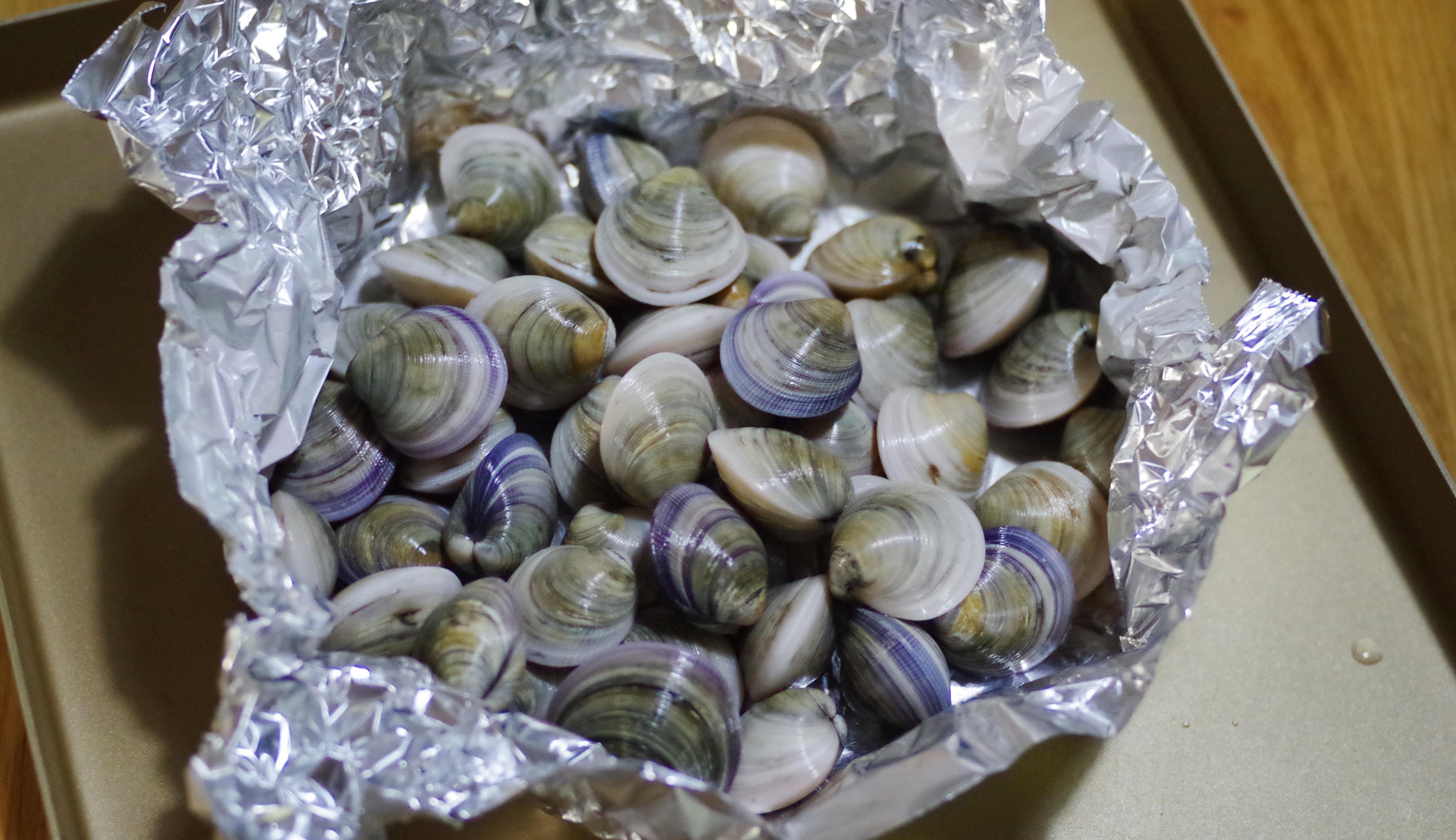 家常烤箱版烤蛤蜊,用这么好的蛤蜊来烤,能不鲜美吗?_步骤_锡纸_小葱