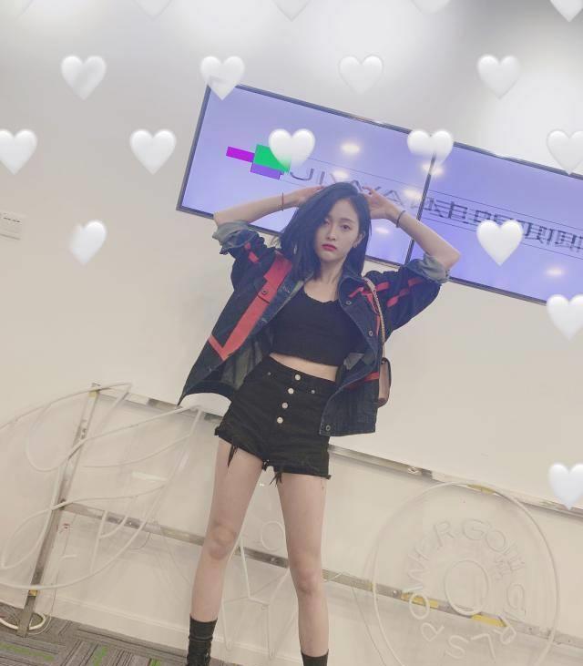 吴宣仪百变牛仔外套穿搭,演绎不同时尚风格,不愧是海南小甜豆_黑色