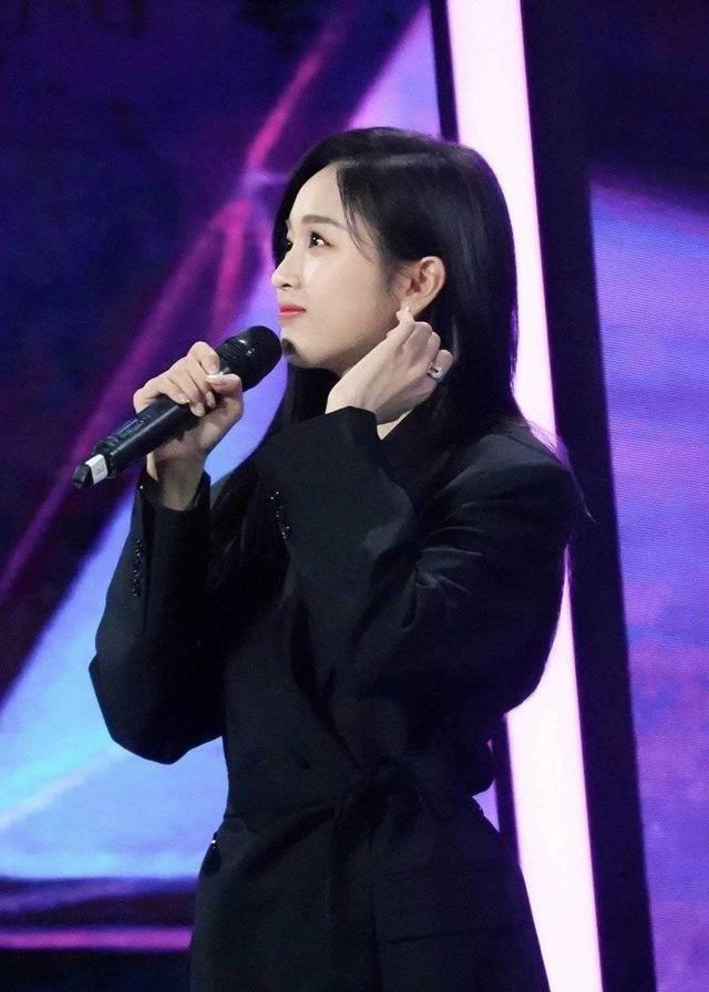 吴宣仪演讲:对自己狠,但对你们甜;小舞的表演给自己打59分!