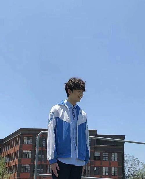 你们觉得呢?穿上校服的吴磊弟弟,是不是小说里的校草?