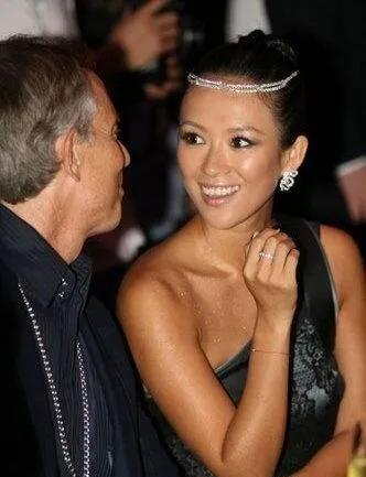 皮肤黑,满脸土气,同框被艳压,这些皮肤黑的明星太吃