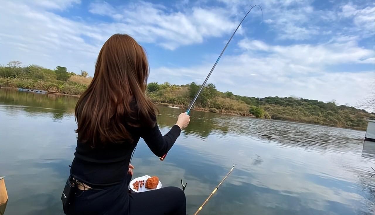 看样子,女子的渔获量可以说是完全超过了周围的钓鱼高手.