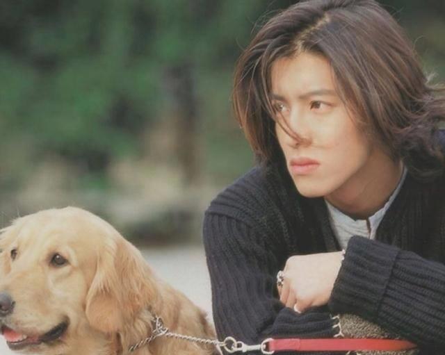 相信大多人都会觉得留长发的男生很娘,可在木村拓哉身上我们却一点都