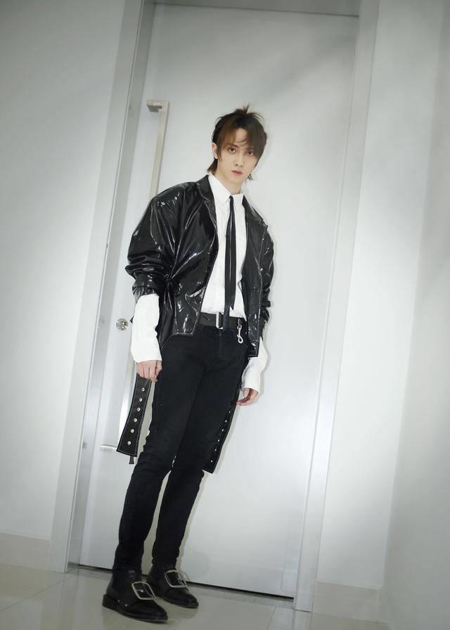 肖战王一博两大男神玩撞衫,却因为内搭不同,效果迥然相异_毛衣_蓝色