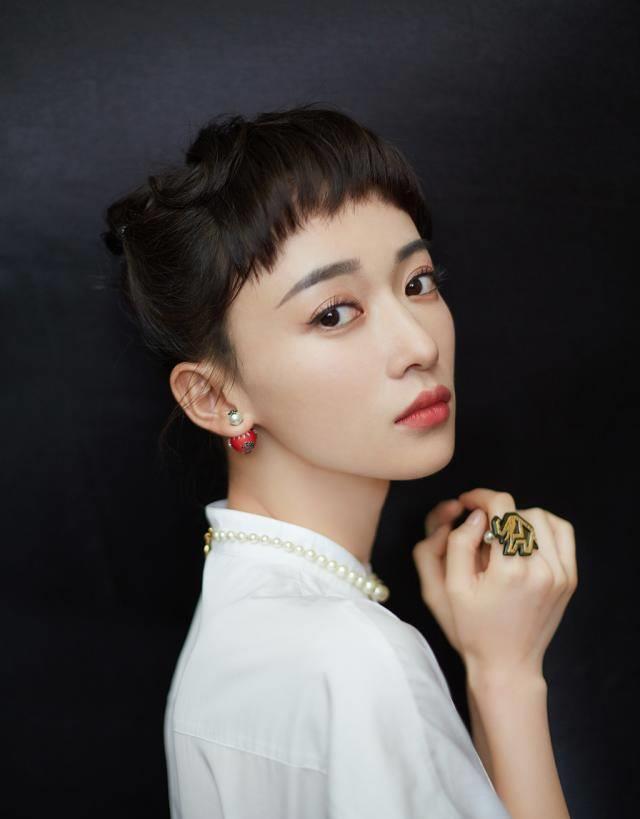 吴谨言留一头赫本风刘海,也只有精致的五官才能撑得起这发型了,俏丽的