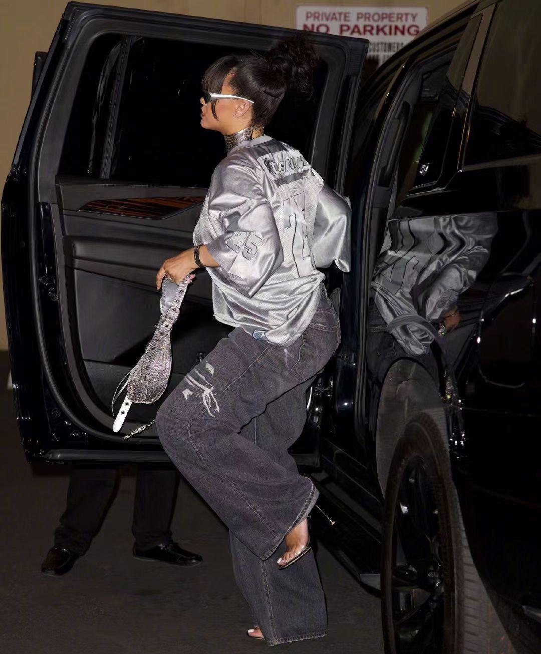 辣妈蕾哈娜现身街头!