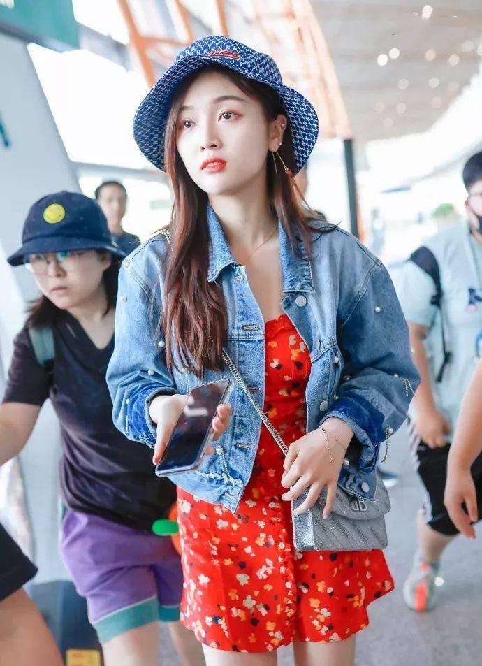 吴宣仪飘逸长发现身机场,牛仔外套 红色碎花裙,我又初恋了_长袜_效果