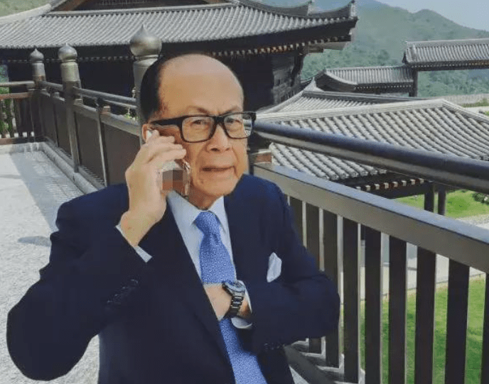 94岁李嘉诚骑专车游灵隐寺,头发黝黑状态好,女保镖年薪被扒10亿_因为