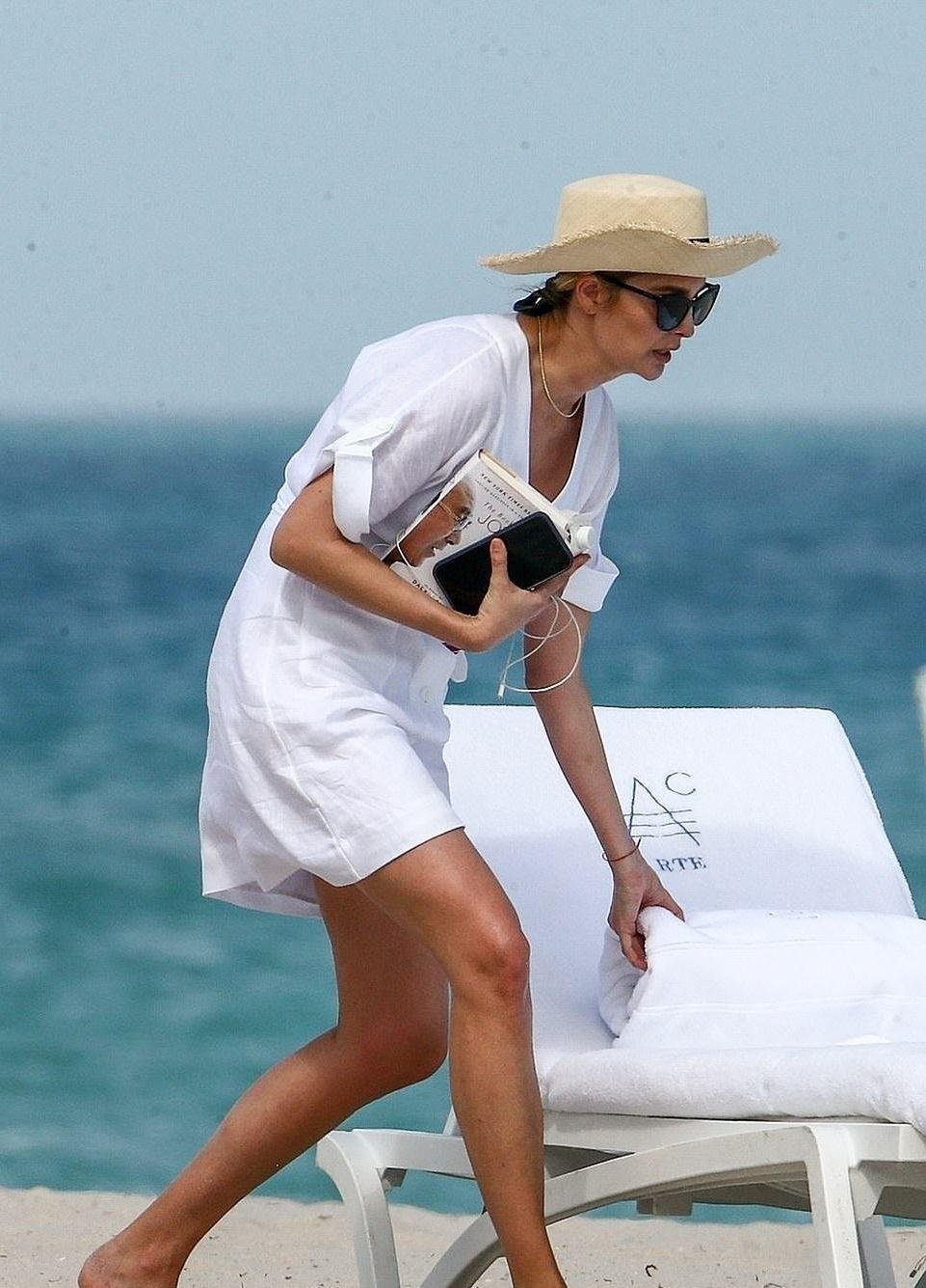 穿小白裙显壮,老公8块腹肌太赞了_库什纳_夫妇_度假