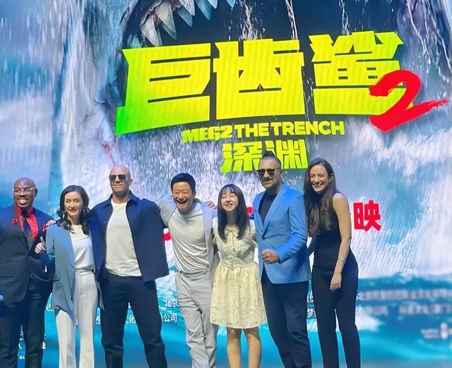 《巨齿鲨2》发布会上,吴京的表现引发争议,网友:尴尬的感觉_杰森