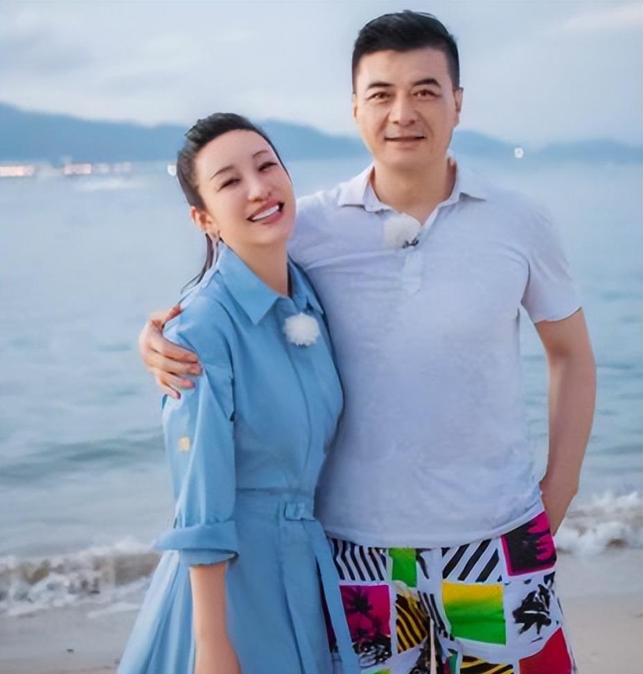 秦海璐被老公宠成公主,44岁穿蓝色衬衫裙明媚似少女,真是嫁对人_女性