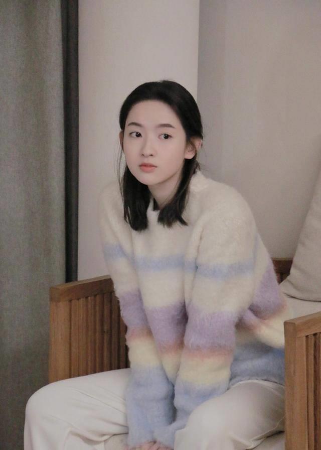 男方现身机场接女友,主动搬行李很贴心_毛晓彤_当事人