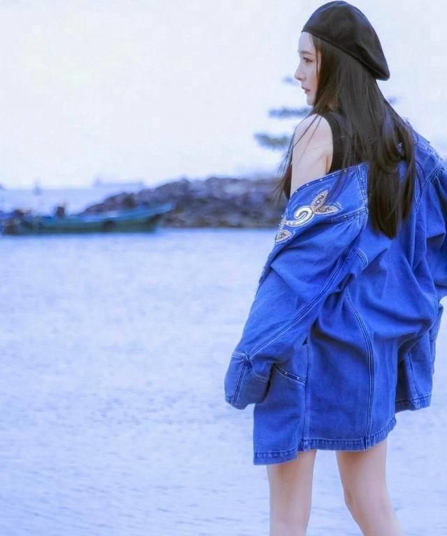 杨幂跨年晚会唱野狼disco,长发飘飘嗨到爆,穿牛仔裙显腿长_漫画_造型