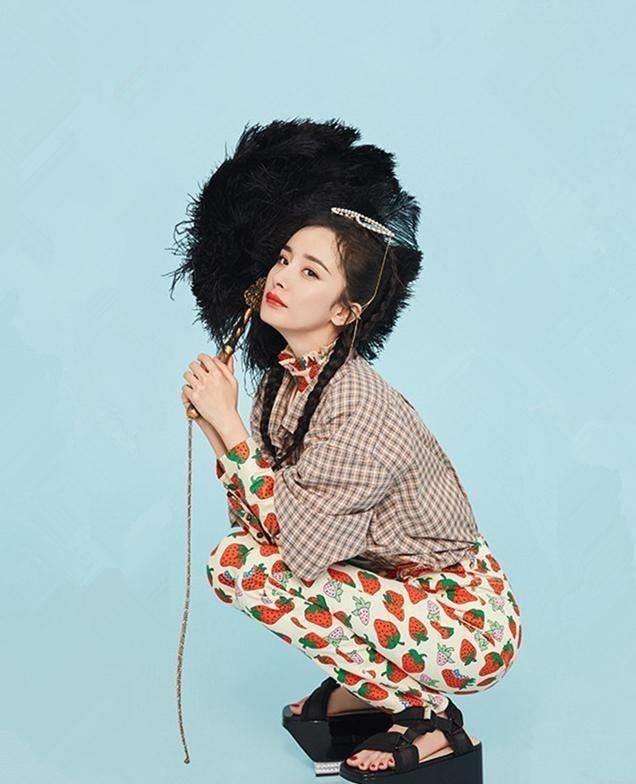 杨幂最新杂志挑战精灵少女风,"重返18岁"的她,真是美到炸裂!