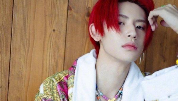 小鬼发反季节睡衣庆生图,小鬼的什么因素能彰显出他的时尚?