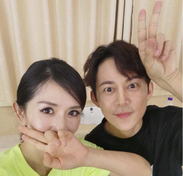 谢娜晒与何炅合照,两人对镜灿笑亲密尽显力破关系不和_网友_一家_赢家