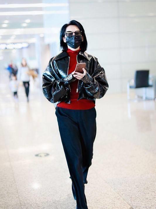 许晴穿皮衣配长裤,50多岁还跟小姑娘似的,穿着帅气又个性_显得_黑色