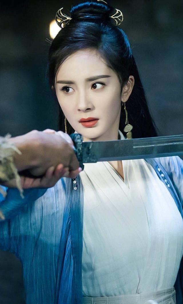 杨幂走红毯仙气十足,大家却只顾着看她这个小动作,太体现素养了_女