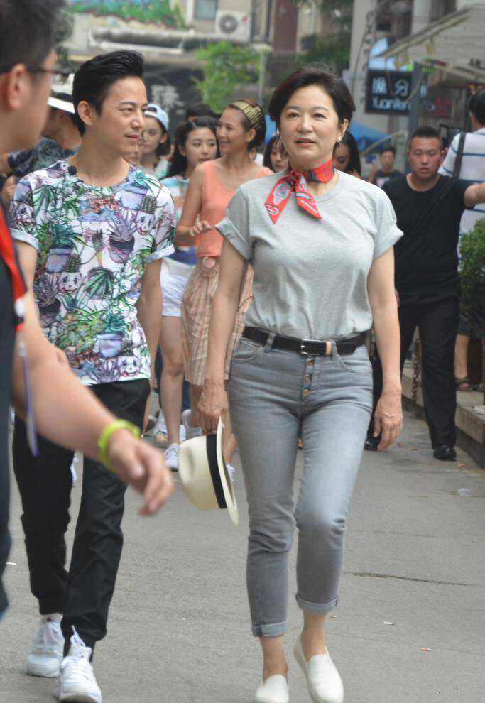 巩俐也有类似的白色基础t恤,她搭配的是蓝色的牛仔外套,给人的感觉