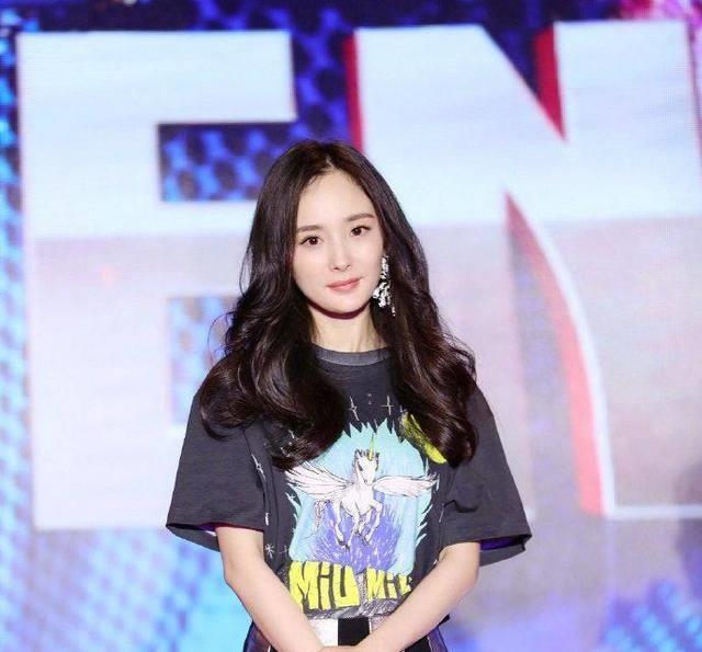 杨幂最近的私服穿搭,t恤配短裙露出美腿轻松美回18岁_活动_短裤_颜色