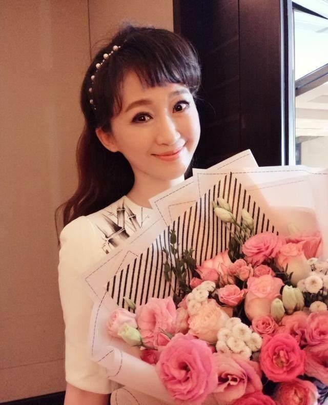 小鹿姐姐伴随几代人成长,如今43岁仍然不服老,年轻貌美如18岁!