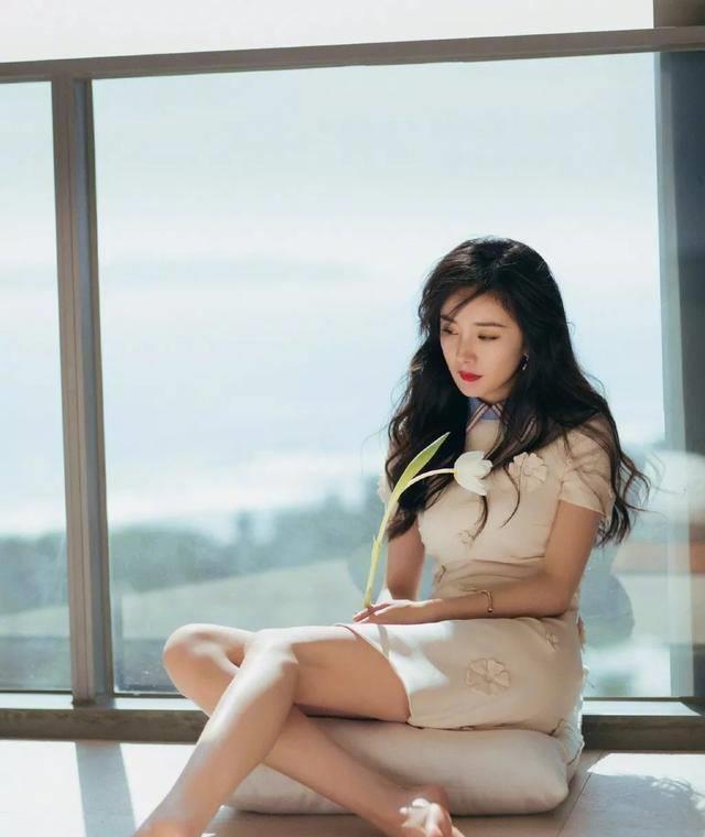 杨幂跨年晚会唱野狼disco,长发飘飘嗨到爆,穿牛仔裙显腿长_漫画_造型