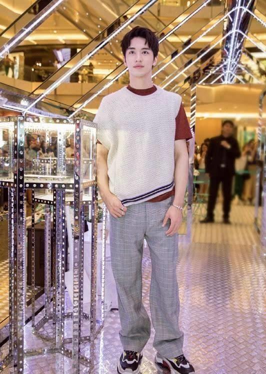 内搭了酒红色的短袖,搭配了一条很宽松的西裤,脚上穿的竟然是运动鞋