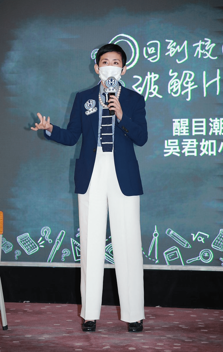 吴君如帅气来真没得比,西装配西裤利落大方,撞色搭配挺抢镜_中性_穿着