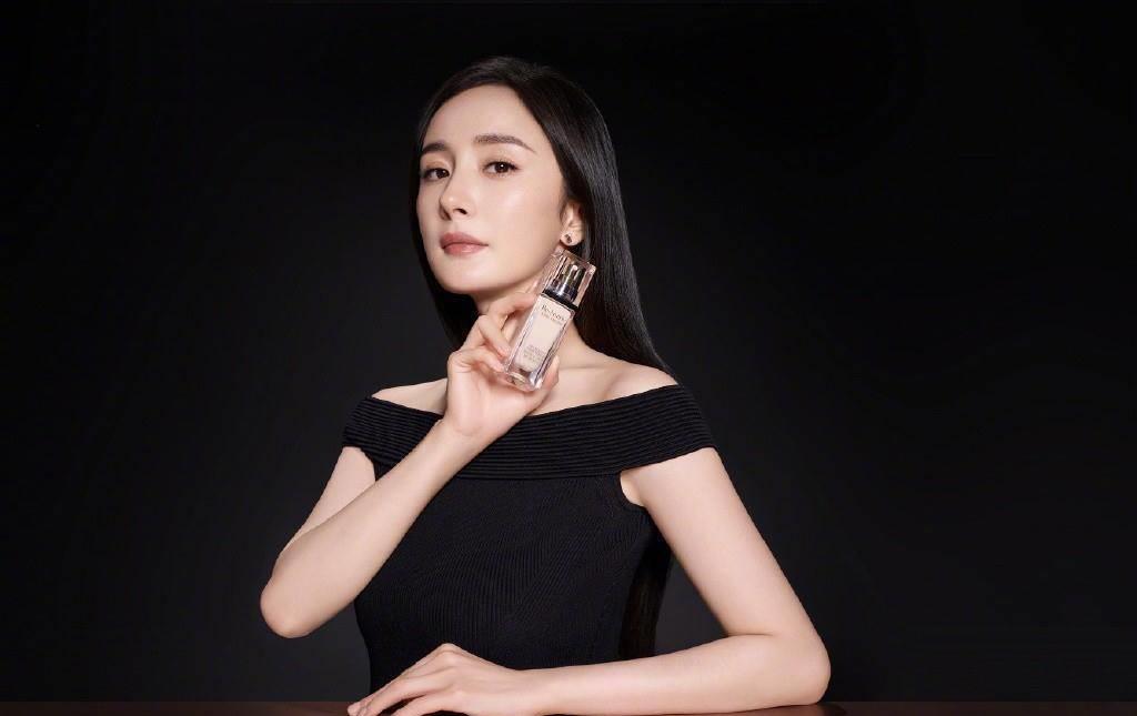 杨幂2021机场首秀好奢侈,穿2千开衫皮裤,满身大牌就是太瘦_款式_显得