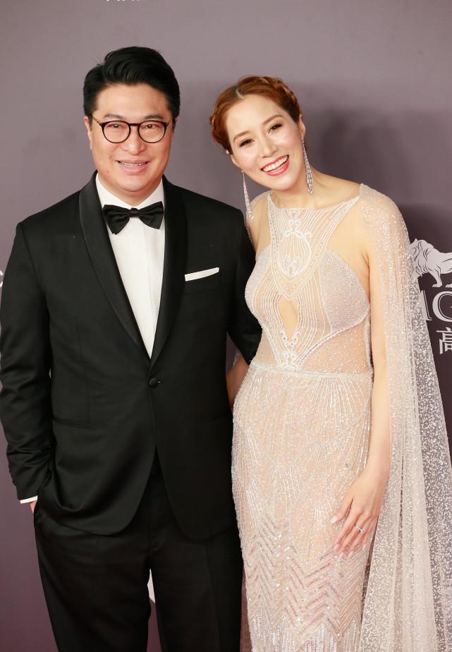 阔太徐子淇的颜值真的不小,空灵白裙优雅曲线,抱着老公很害羞_白色