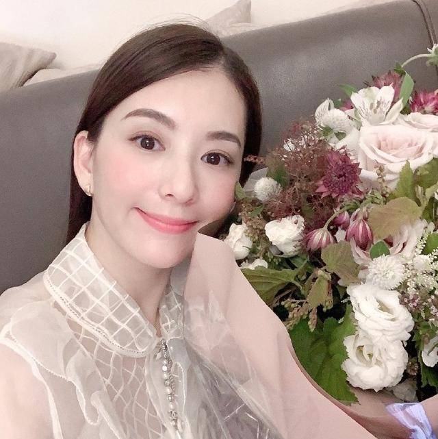 方媛晒郭富城礼物秀恩爱,躺15万冲浪板狂摆造型_郭天王_东西_妻子