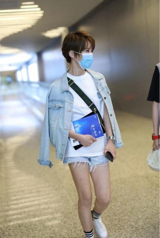 吴京的小娇妻谢楠,身穿牛仔外套搭配牛仔短裤亮相机场,青春洋气_tips