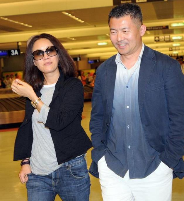 那英和丈夫孟桐一同出席了宴会.她的妆容占优势,实力不减.