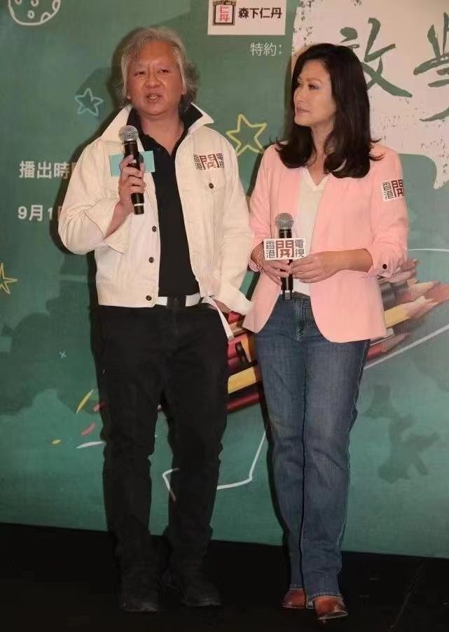 陈慧珊这一次做出了错误的选择,直筒牛仔裤太厚了,老公老了白发_风格