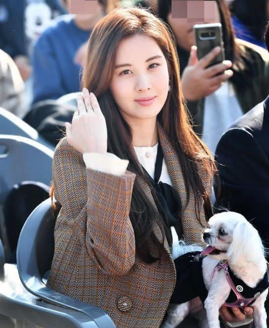 徐贤厉害了!西装配牛仔裤气场十足,平底鞋也能秀出大长腿!