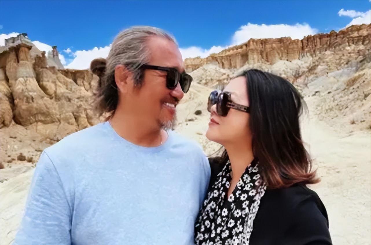 51岁王茜华瘦了之后真年轻,穿套衫配印花围巾,和老公