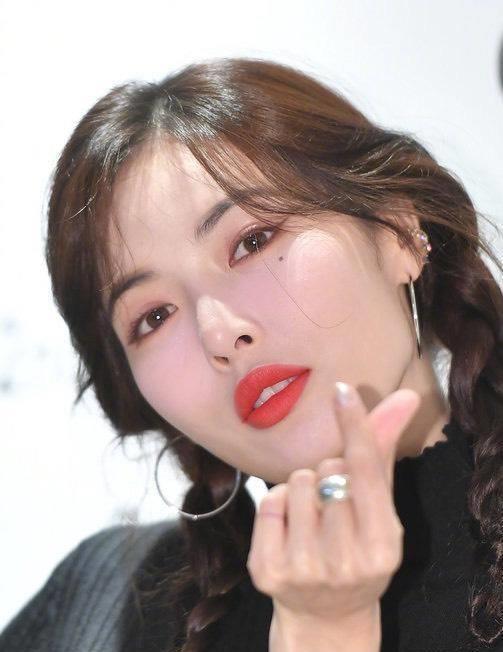 泫雅回归正常,双马尾造型现身活动,甜美可爱,这才是少女马儿_感觉