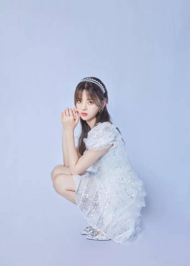 杨超越本体是小公主吧,珍珠发箍 小白裙,干净的不染尘埃_造型_女生