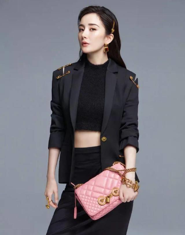 杨幂与大头儿子蜡像合影,1千腰带 1万皮裙,美得有点低调_黑色_女王