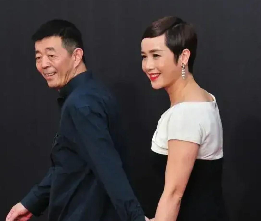 蒋雯丽夫妇携手亮相,蒋雯丽打扮时尚老公显老,夫妻俩像是两辈人