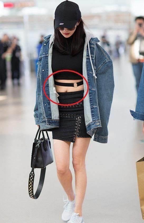 但纷纷被网友嘲有赘肉且肚脐眼难看.