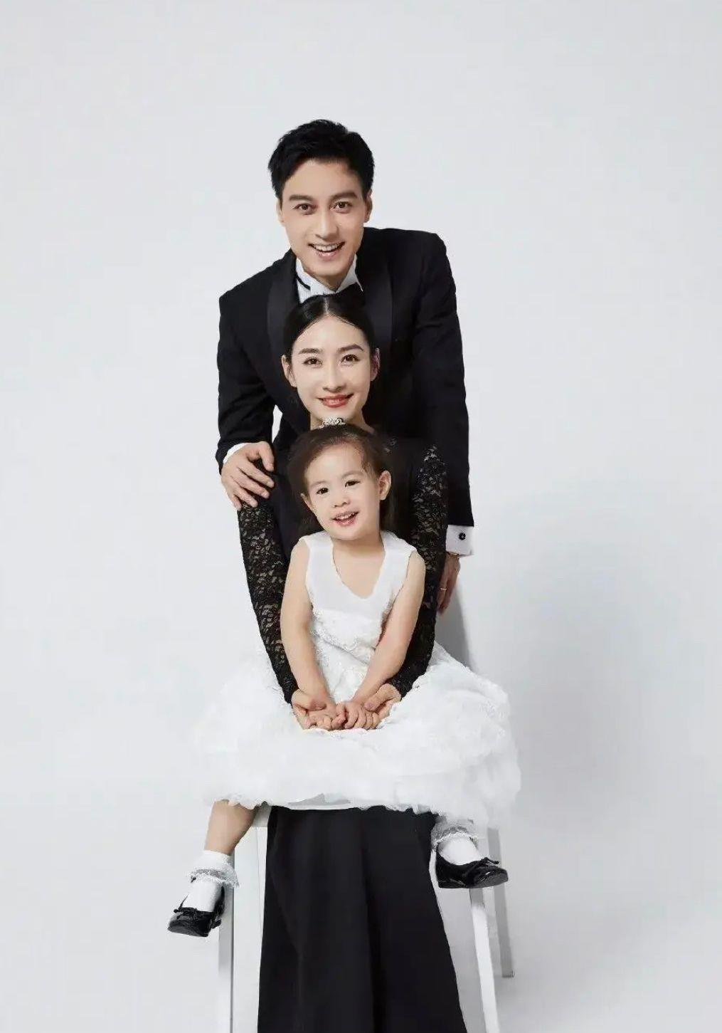 女生西装留念 安陵容”一家三口拍写真,她和女儿穿蕾丝裙,老公穿西装颜值高_陶昕然_着装_风格