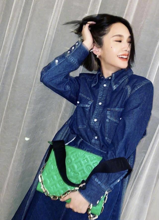 杨丞琳踢馆成功当队长,发博回应评价张柏芝,黑色运动衣显年轻_牛仔