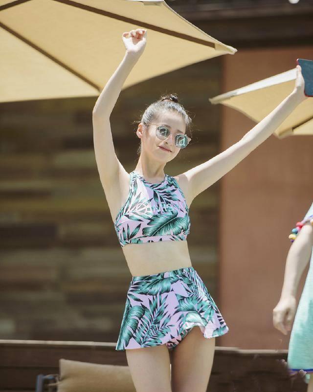 谢娜与应采儿颖儿拍摄游泳情节泳装保守,网友猜测或是肚皮未恢复