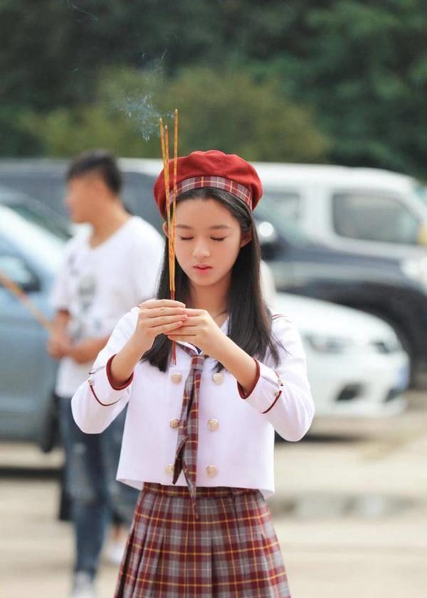 杨幂签下的12岁童星演技颜值都在线,眼光真毒!_嘉行_黄杨_迪丽热巴