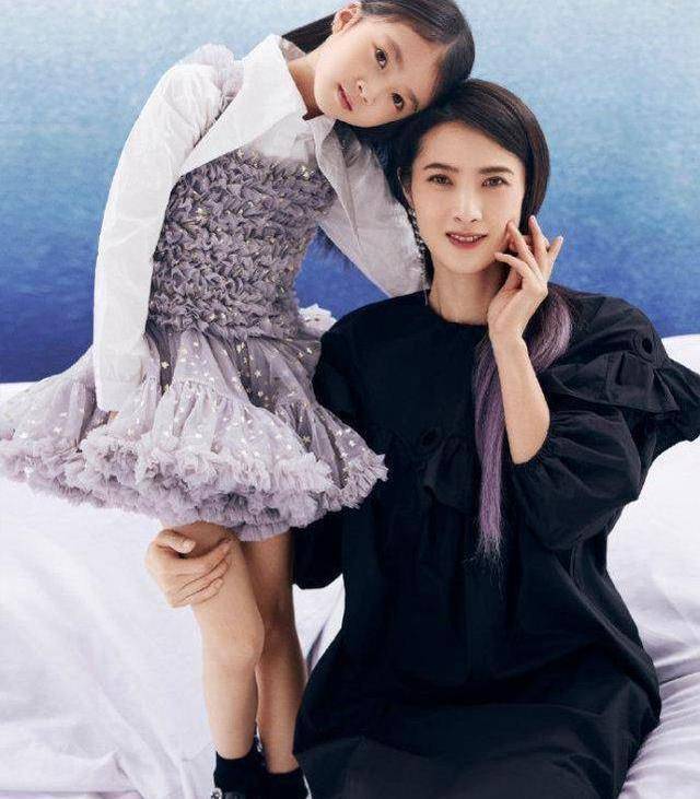 演员隋俊波晒出近照,携8岁女儿拍大片,女儿长相精致_电视剧_镜头_母亲