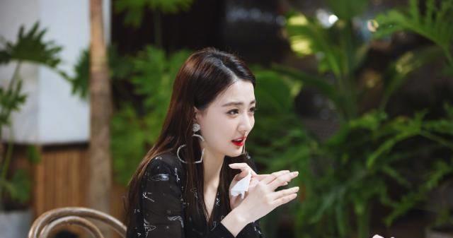 徐璐张铭恩约会太甜蜜,徐璐一袭纱裙配红唇走小女人路线,太养眼_姐姐