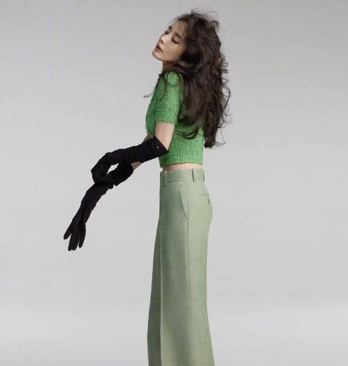 杨幂新杂志封面在线,挑战腮红妆容活力,值得时尚宠儿_颈部_面颊_粉红