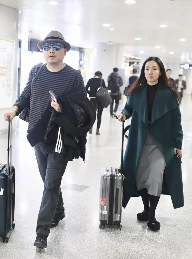 徐峥陶虹陪女儿逛街被偶遇,11岁女儿穿洛丽塔蓝裙,个头直追妈妈_徐