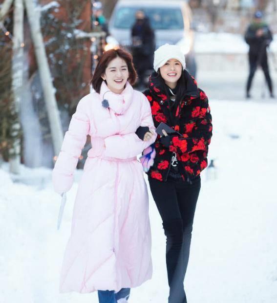 章子怡一身的造型高级又气质,尽显知性美,但是这件印花羽绒服也太吸睛